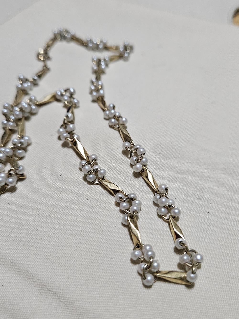 Vintage Faux Pearl & Gold toned Cluster Necklace - Picture 3 of 6